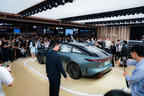 盛鹏配资 上海车展流量担当！广汽丰田展台“人从众”，铂智7全球首发，改写合资智电车竞争格局