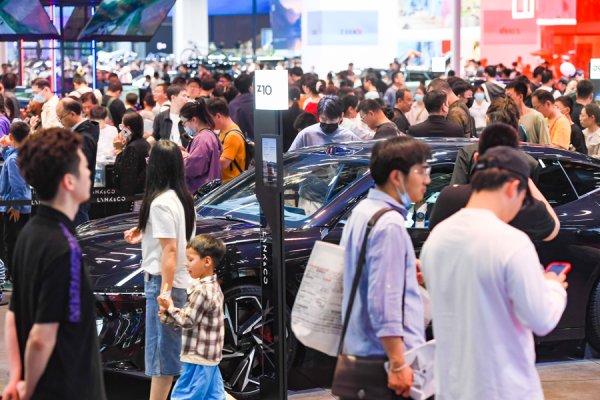 股升网 五一假期上海车展开启“人从众”模式，观展购车热潮涌动