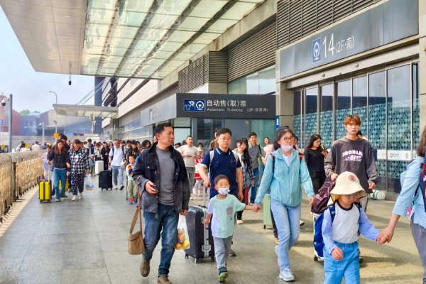 杨方策略 铁路上海站迎来“五一”假期运输客流最高峰